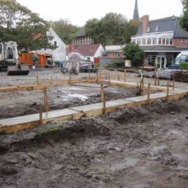 Schmuddelwetter begleitet die Arbeiten. Hier an der Westseite des Turms entsteht das Fundament für die Mauer, die die Lage und Kleinheit der frühen Kirche darstellen soll.