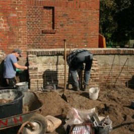 Die Mauer wird an der Nordostecke instandgesetzt.